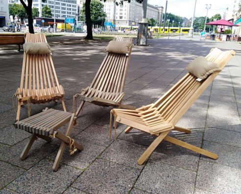 Finnische Holzliegestühle